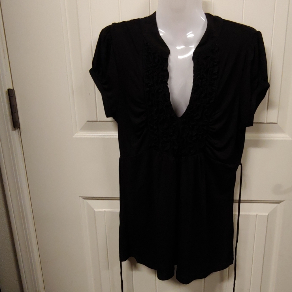 Blouse with V cut and ruffle